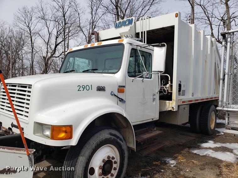 image for item DF3319 1998 International 4900 refuse truck