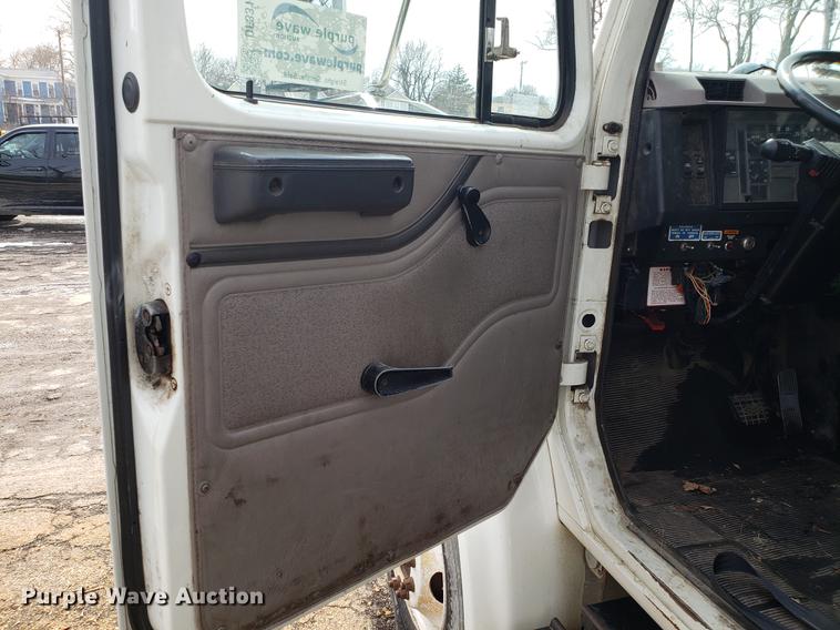 image for item DF3319 1998 International 4900 refuse truck