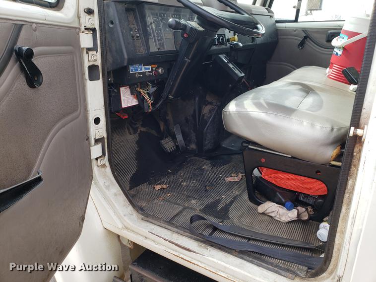 image for item DF3319 1998 International 4900 refuse truck