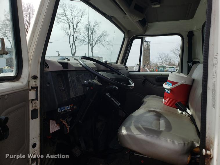 image for item DF3319 1998 International 4900 refuse truck