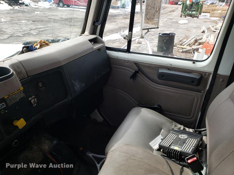 image for item DF3319 1998 International 4900 refuse truck