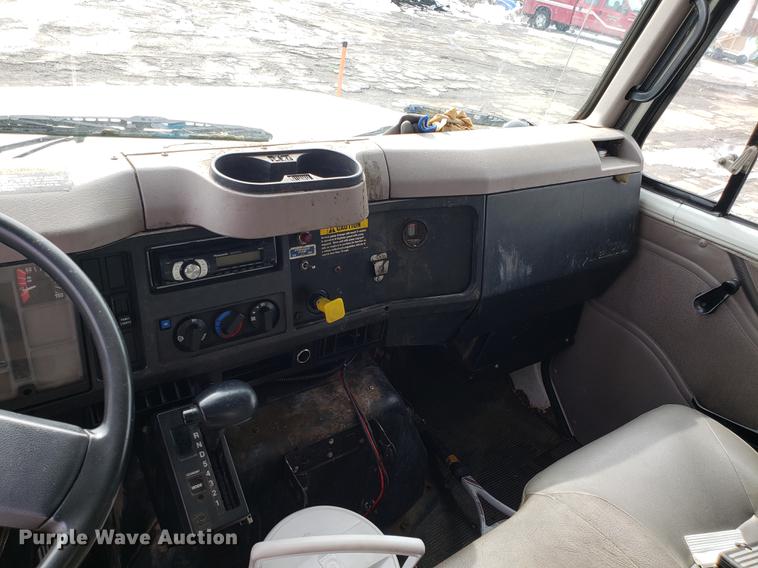 image for item DF3319 1998 International 4900 refuse truck