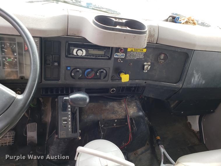 image for item DF3319 1998 International 4900 refuse truck