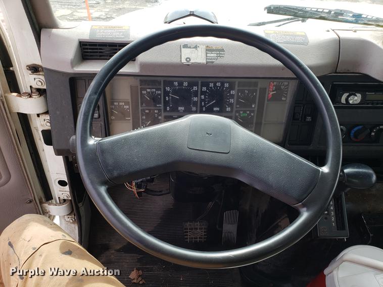 image for item DF3319 1998 International 4900 refuse truck