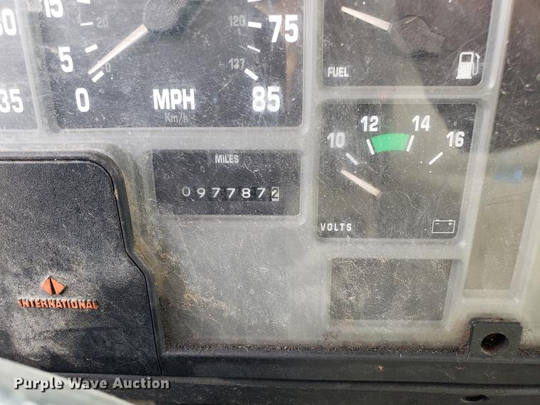 image for item DF3319 1998 International 4900 refuse truck