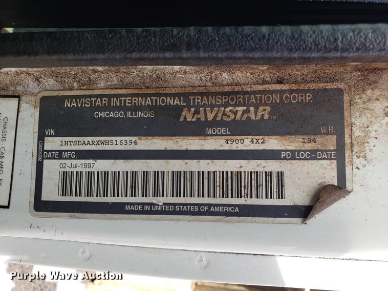 image for item DF3319 1998 International 4900 refuse truck