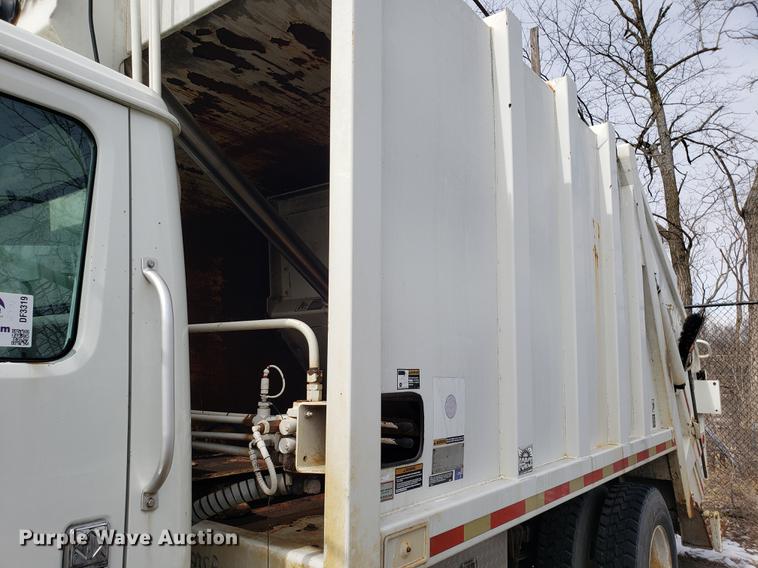 image for item DF3319 1998 International 4900 refuse truck