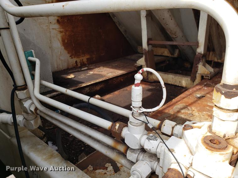 image for item DF3319 1998 International 4900 refuse truck