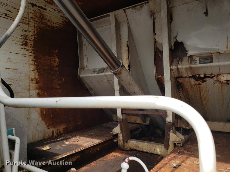 image for item DF3319 1998 International 4900 refuse truck