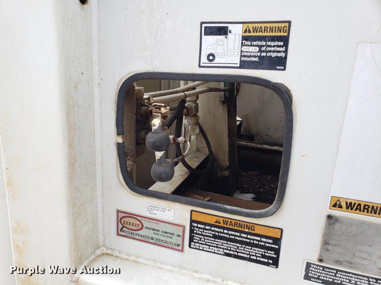 image for item DF3319 1998 International 4900 refuse truck