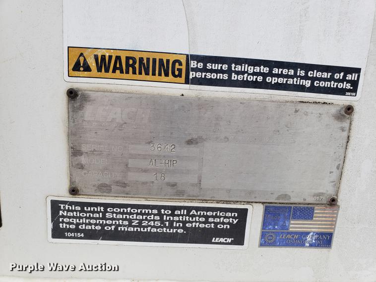 image for item DF3319 1998 International 4900 refuse truck