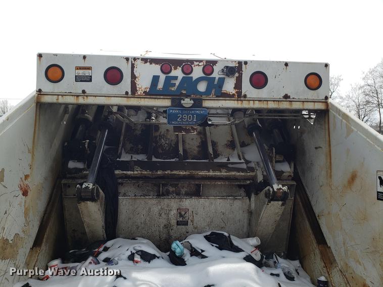 image for item DF3319 1998 International 4900 refuse truck