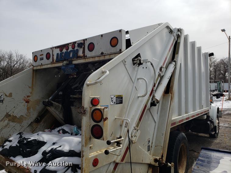image for item DF3319 1998 International 4900 refuse truck