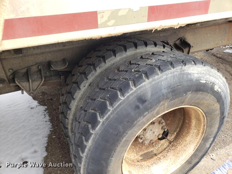 image for item DF3319 1998 International 4900 refuse truck