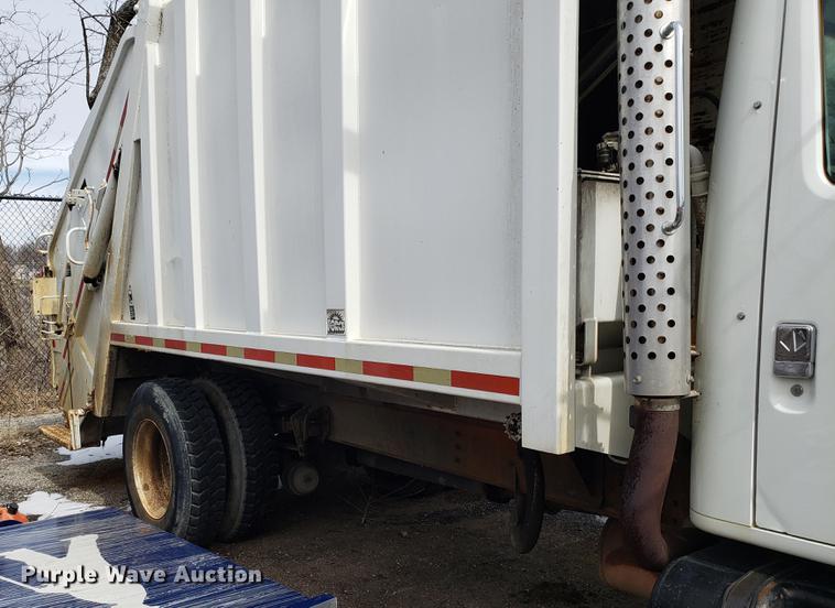 image for item DF3319 1998 International 4900 refuse truck