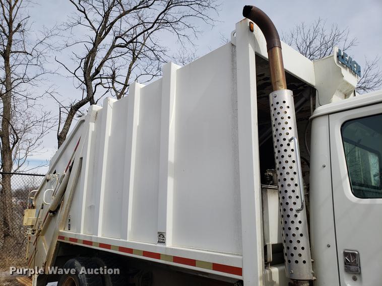 image for item DF3319 1998 International 4900 refuse truck