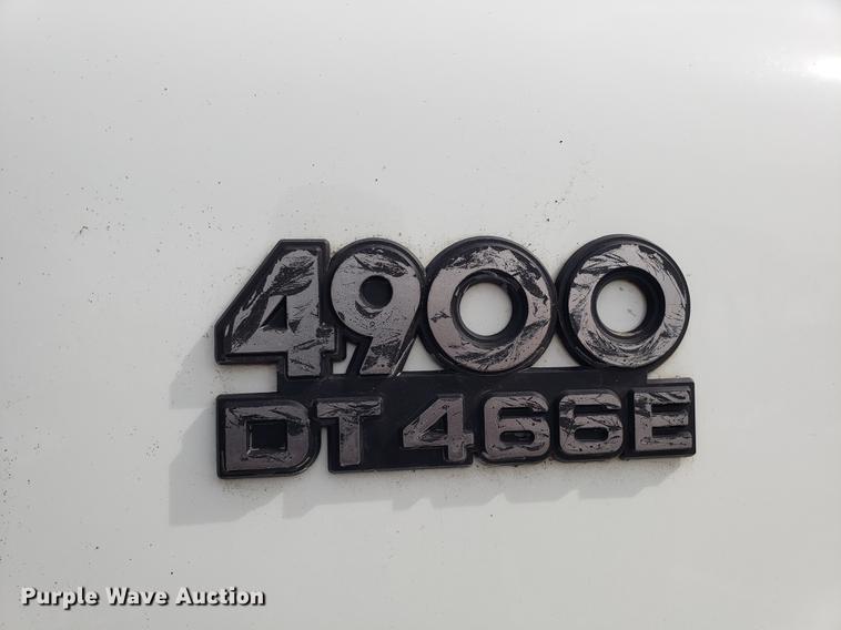 image for item DF3319 1998 International 4900 refuse truck