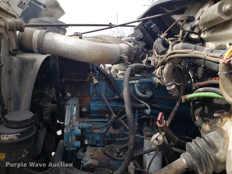 image for item DF3319 1998 International 4900 refuse truck