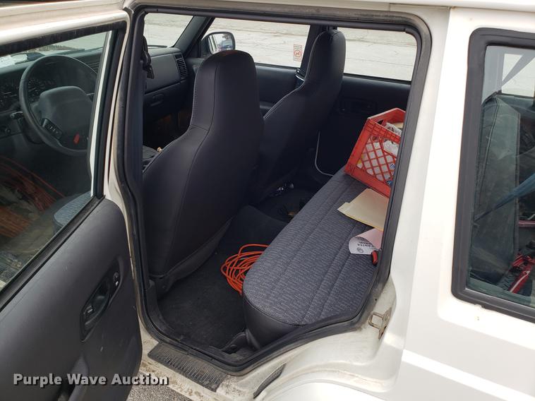 image for item DF3324 2001 Jeep Cherokee SUV