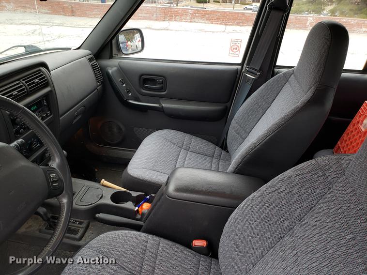 image for item DF3324 2001 Jeep Cherokee SUV