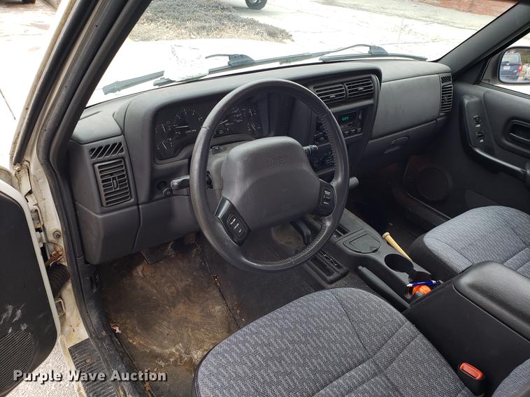 image for item DF3324 2001 Jeep Cherokee SUV