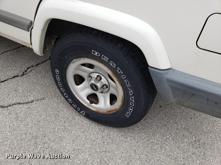 image for item DF3324 2001 Jeep Cherokee SUV