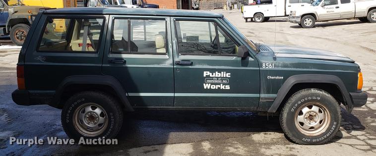 image for item DF3328 1994 Jeep Cherokee SUV