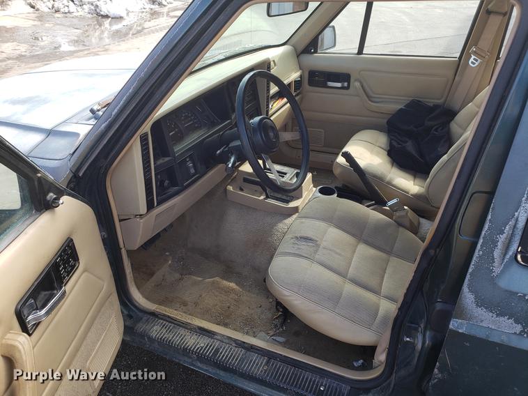 image for item DF3328 1994 Jeep Cherokee SUV