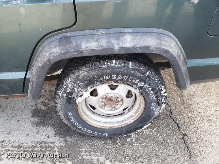 image for item DF3328 1994 Jeep Cherokee SUV