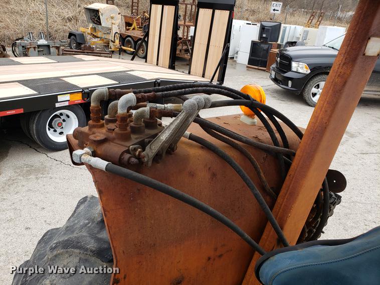 image for item DF3330 1980 Ford 6600 tractor