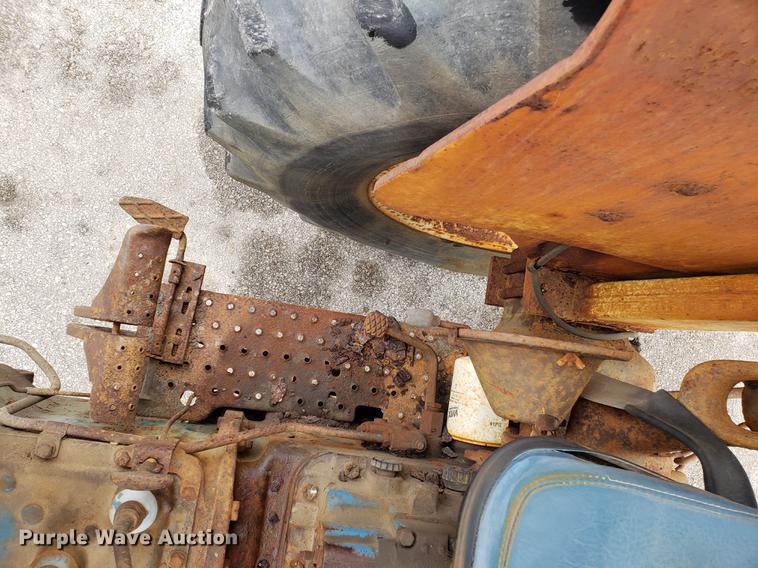 image for item DF3330 1980 Ford 6600 tractor