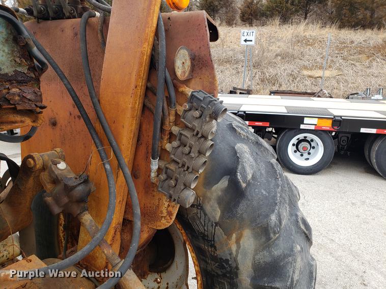 image for item DF3330 1980 Ford 6600 tractor