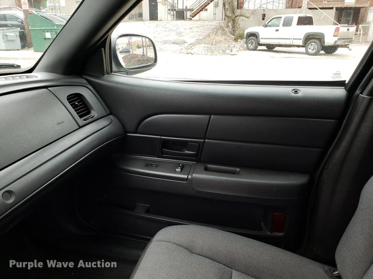 image for item DF3350 2011 Ford Crown Victoria Police Interceptor