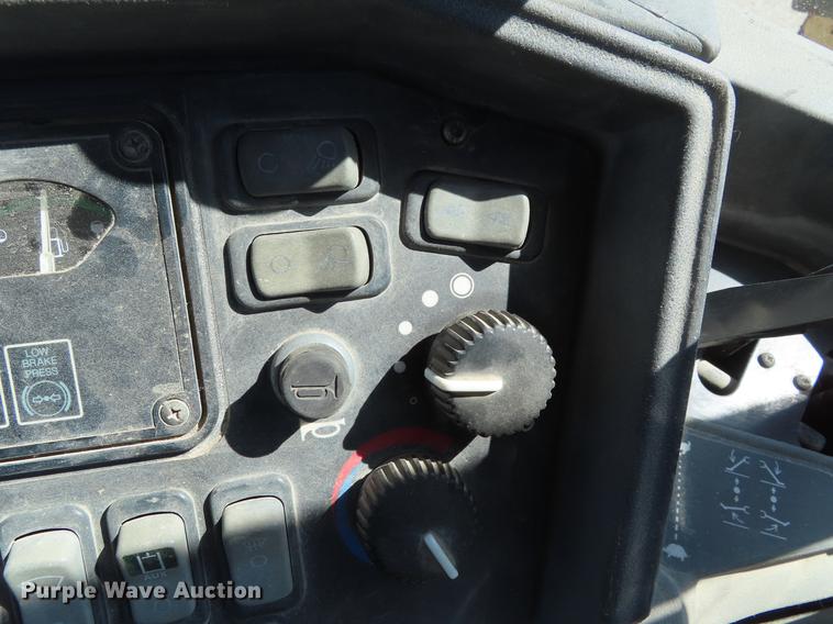 image for item DF7686 2002 John Deere 410G backhoe