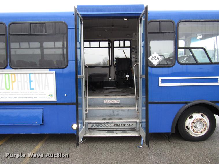 image for item DF7833 2005 Freightliner MB55 Champion shuttle bus