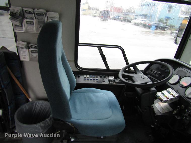 image for item DF7833 2005 Freightliner MB55 Champion shuttle bus