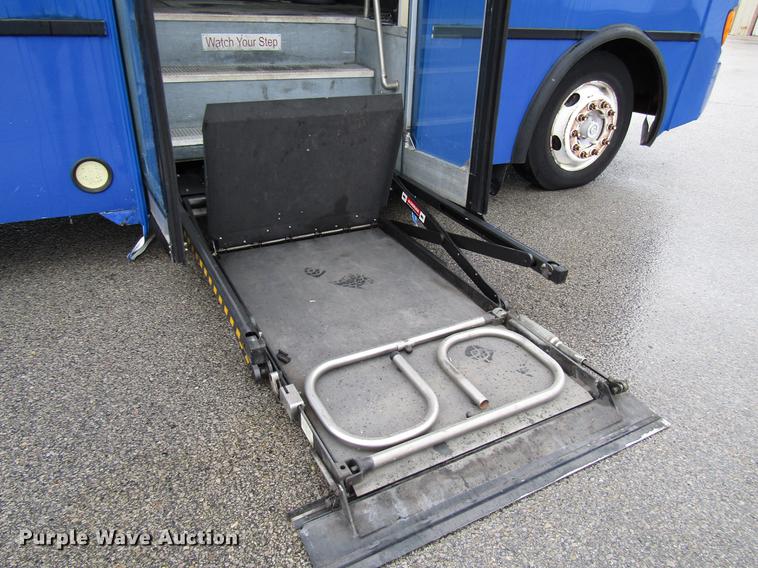 image for item DF7833 2005 Freightliner MB55 Champion shuttle bus