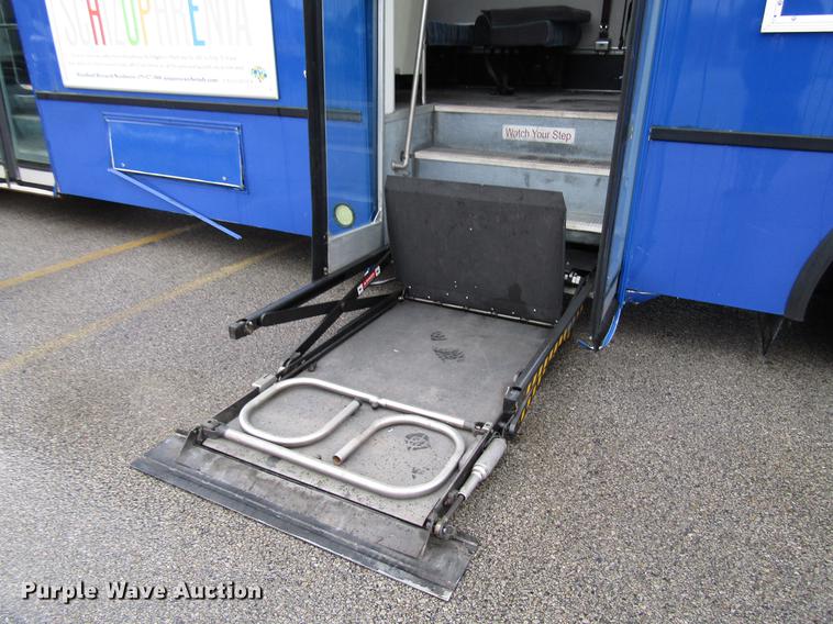 image for item DF7833 2005 Freightliner MB55 Champion shuttle bus