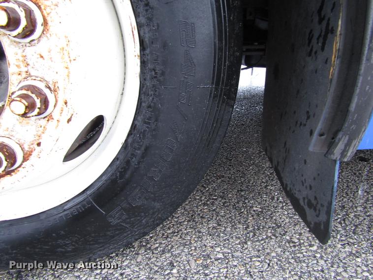 image for item DF7833 2005 Freightliner MB55 Champion shuttle bus