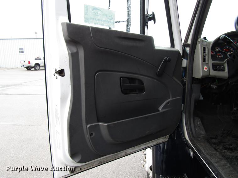 image for item DF7834 2013 International PC505 shuttle bus