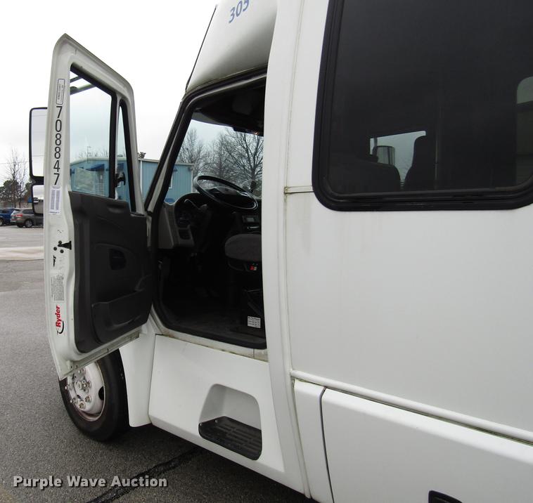 image for item DF7839 2008 International 3200 shuttle bus