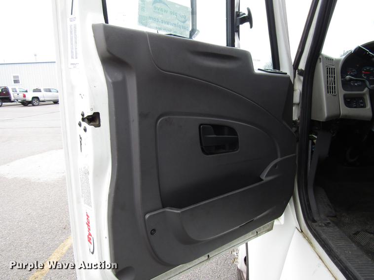 image for item DF7839 2008 International 3200 shuttle bus