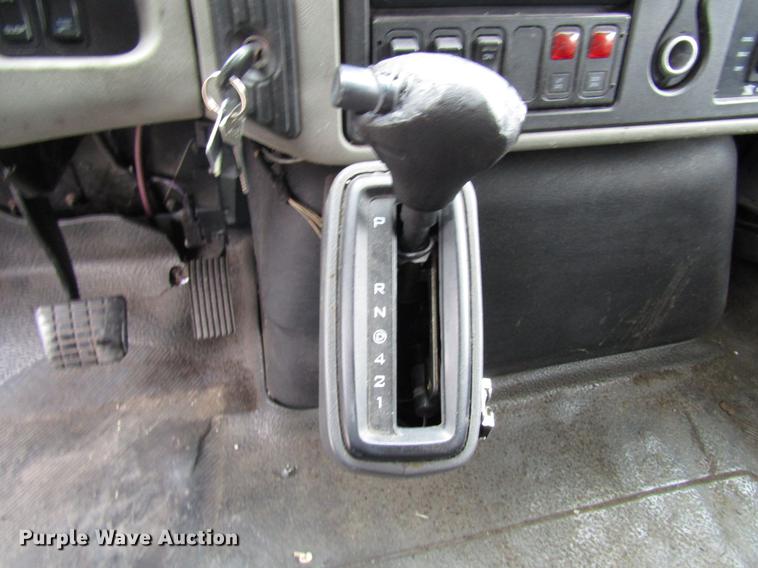 image for item DF7839 2008 International 3200 shuttle bus