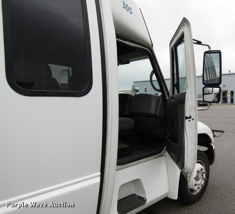 image for item DF7839 2008 International 3200 shuttle bus