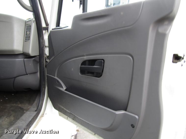 image for item DF7839 2008 International 3200 shuttle bus