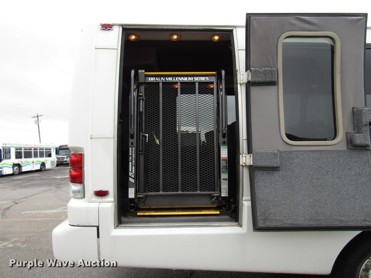 image for item DF7839 2008 International 3200 shuttle bus