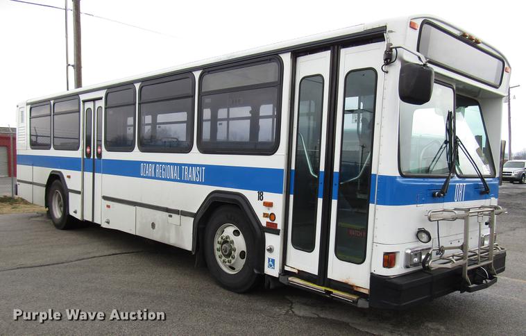 image for item DF7840 2001 Gillig G21B096N4 shuttle bus