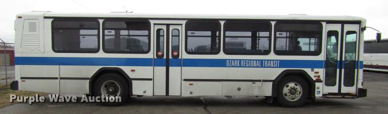 image for item DF7840 2001 Gillig G21B096N4 shuttle bus