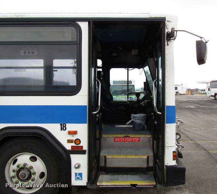 image for item DF7840 2001 Gillig G21B096N4 shuttle bus