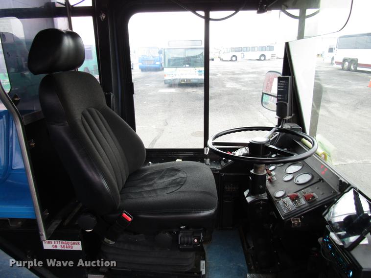 image for item DF7840 2001 Gillig G21B096N4 shuttle bus